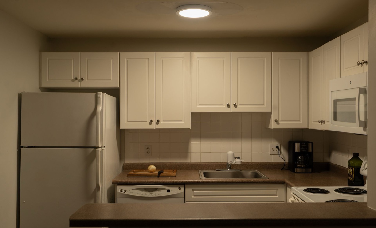 Deluxe King Suite — kitchen and dining area